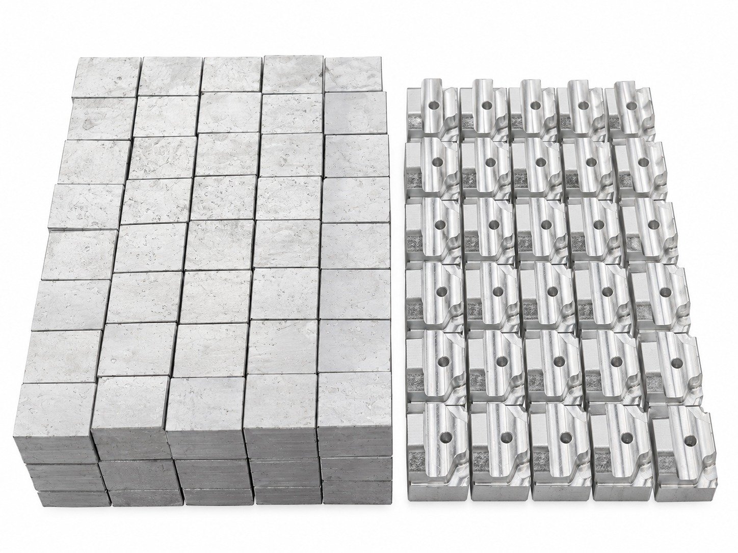 Bloques de aluminio en bruto junto a piezas ya maquinadas
