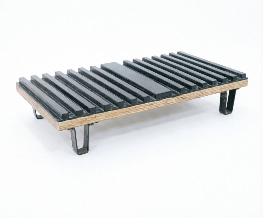 Plataforma de listones con base de madera y patas metálicas